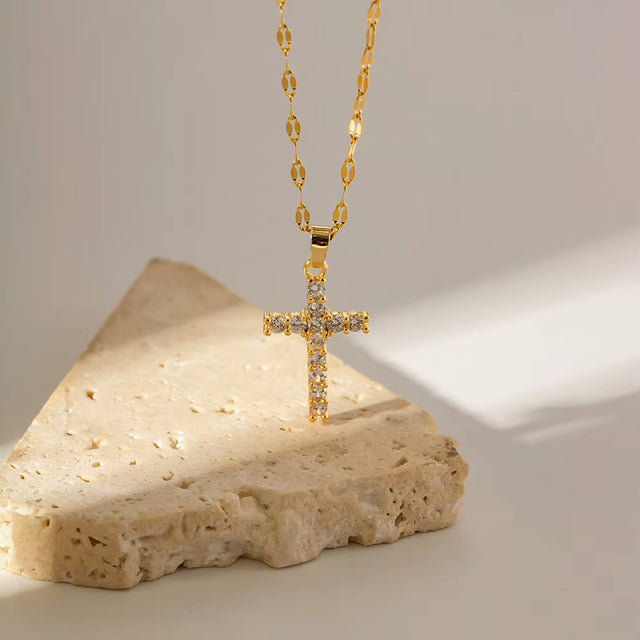 Trofast korshalsband med zirkonia – detaljbild