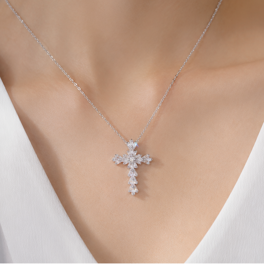 Frostkorset – Skimmrande Kors halsband för Dam