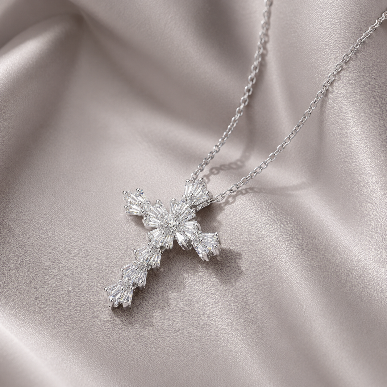 Frostkorset – Skimmrande Kors halsband för Dam