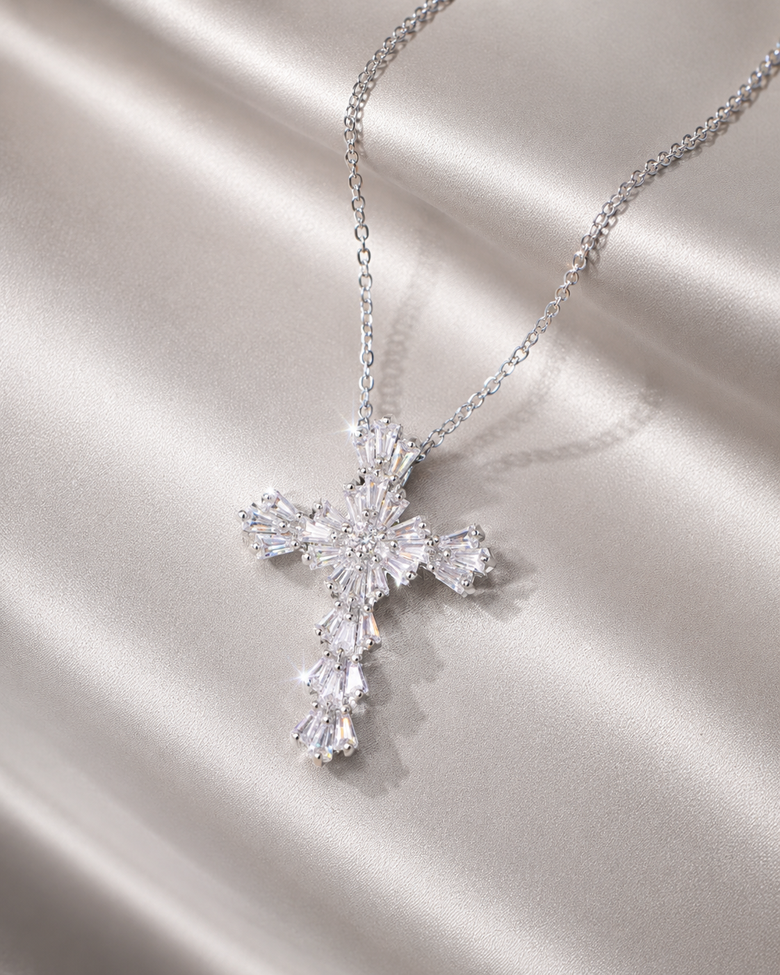 Frostkorset – Skimmrande Kors halsband för Dam