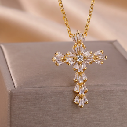 Frostkorset – Skimmrande Kors halsband för Dam