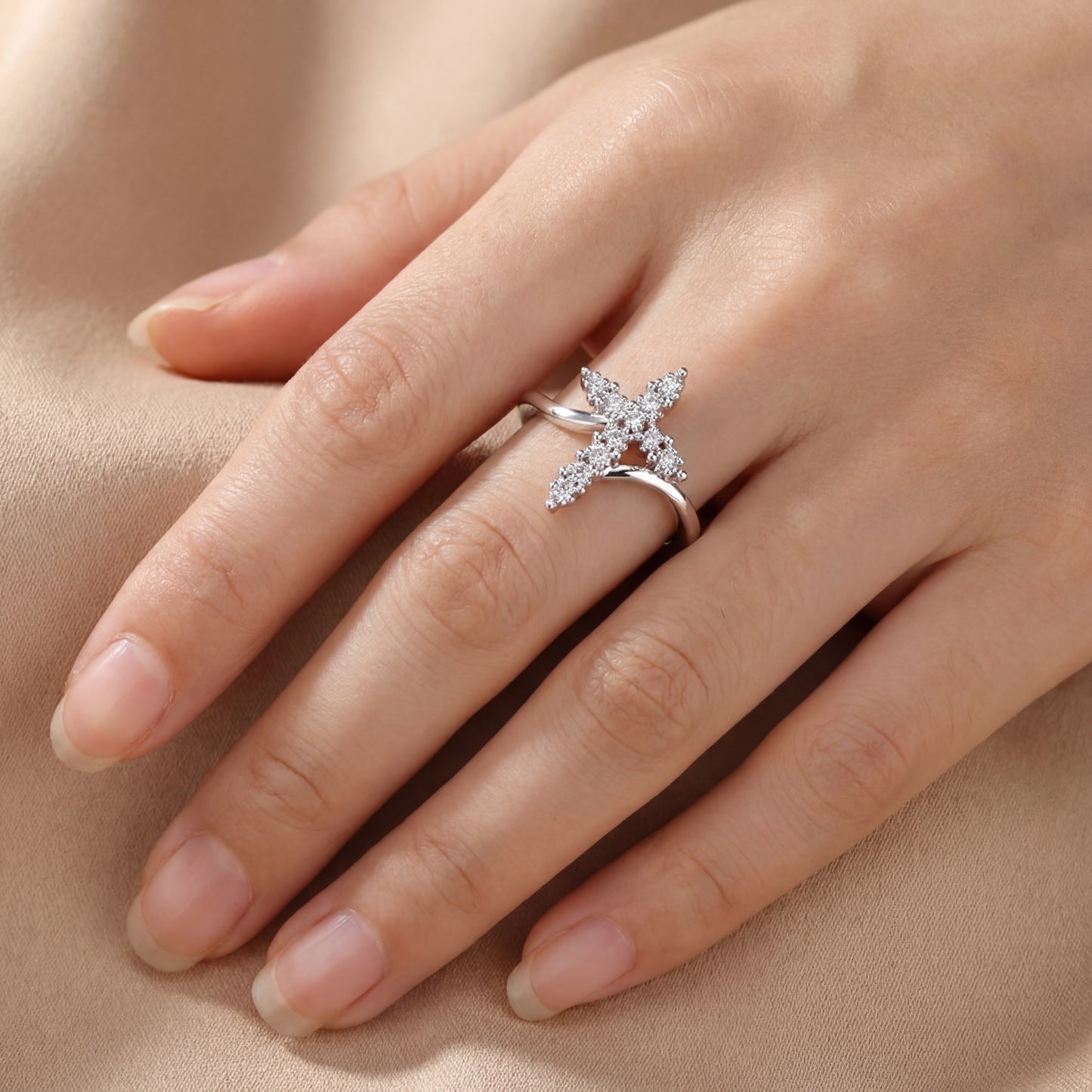 Skimrande Kors Ring – Kristen Ring med Stenar för Kvinnor