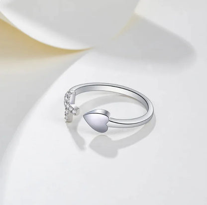 💍 Kors & Hjärta Ring i Vitguldston 💍
