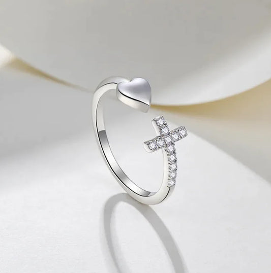 💍 Kors & Hjärta Ring i Vitguldston 💍